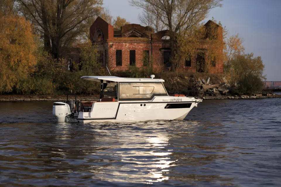 06-searena-745-space-hardtop-stern-sunset.webp