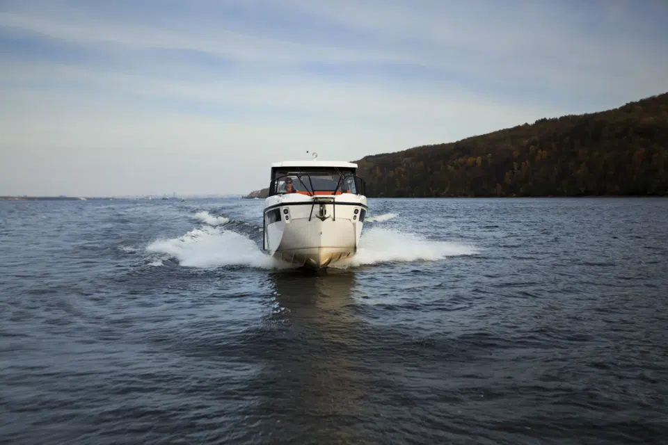 02-searena-745-space-hardtop-front-running.webp