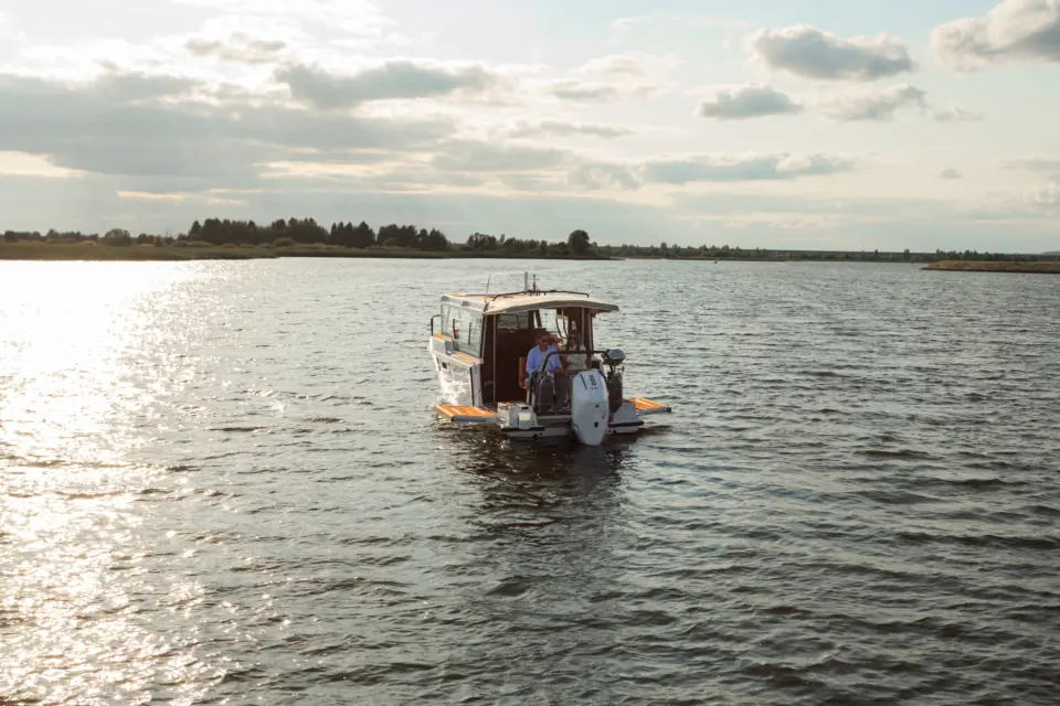 Комфортный интерьер SEARENE 815 Crew Cabin, купить катер с каютой для путешествий