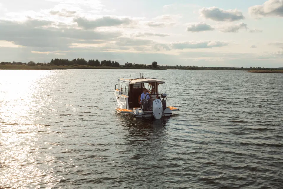 Комфортный интерьер SEARENE 745 Crew Cabin, купить катер с каютой для путешествий