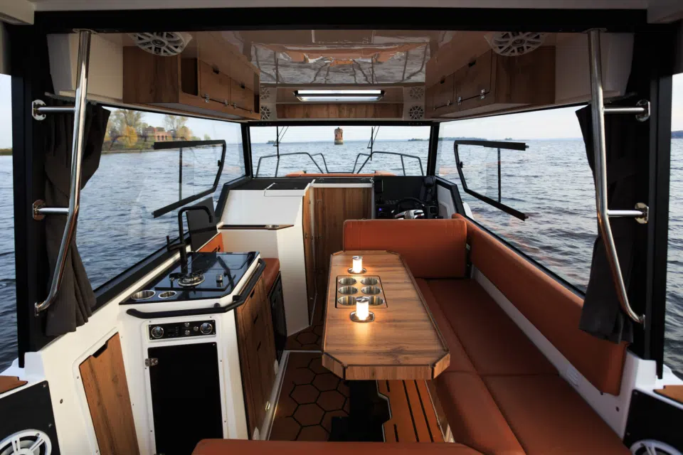 08-searena-745-space-hardtop-stern-platform.webp