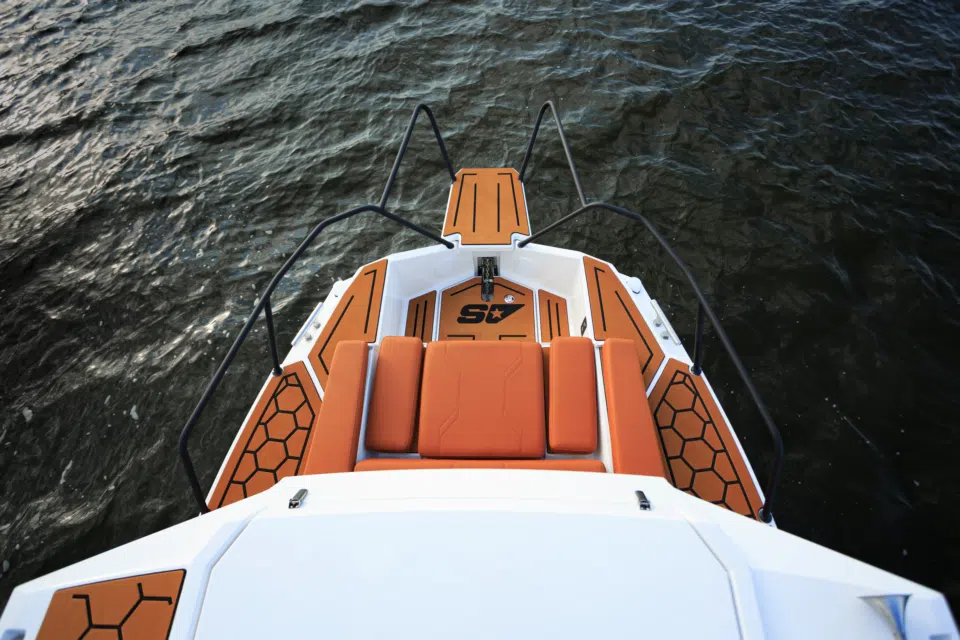searene-745-cabin-cruiser-bow-deck-055.webp