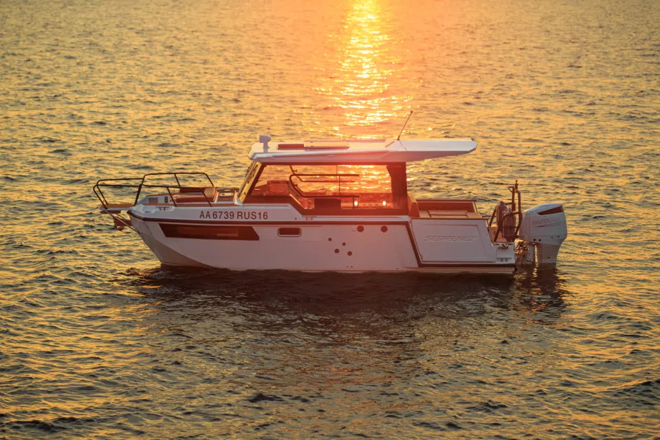 11-searena-745-space-hardtop-side-sunset.webp