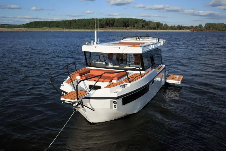 Передний вид яхты SEARENE 815 Crew Cabin на стоянке вечером