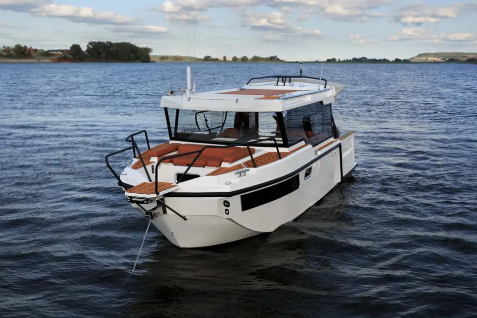 Яхта SEARENE 815 Crew Cabin на стоянке, вид спереди сбоку