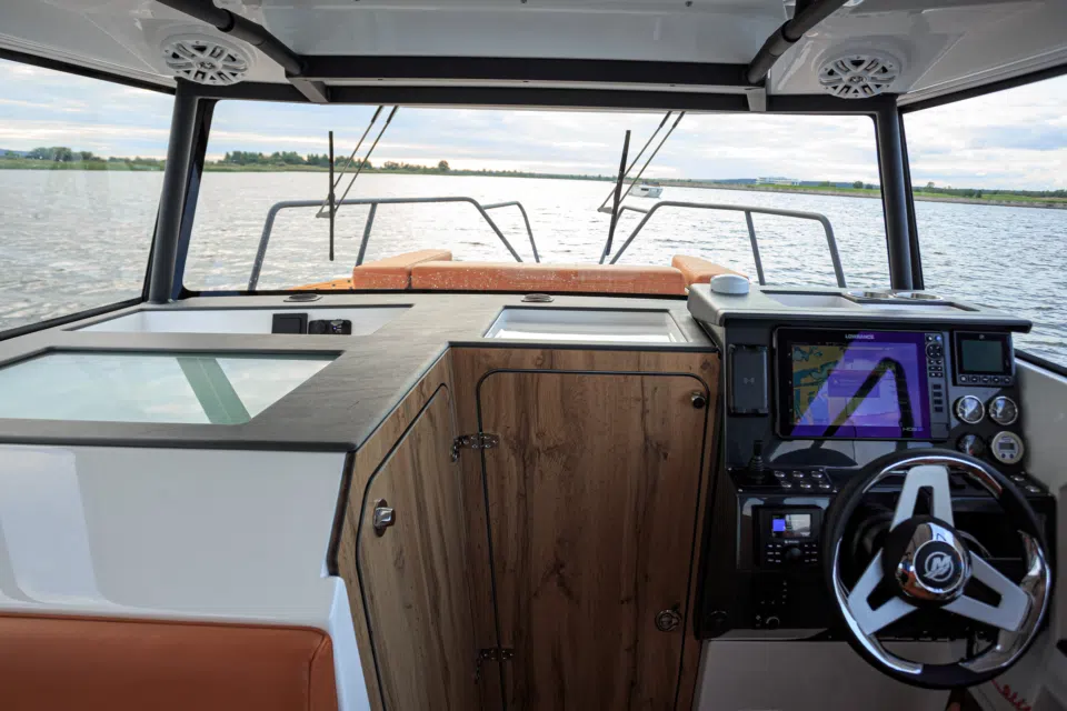 Вид с капитанского кресла SEARENE 745 Crew Cabin