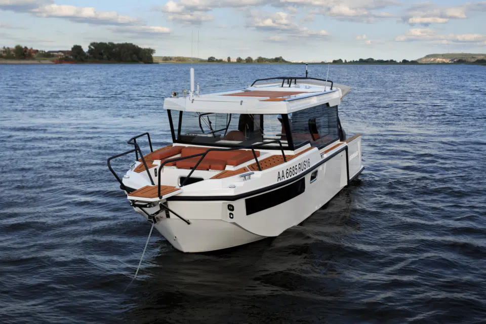 SEARENE 745 Crew Cabin, передний ракурс на воде