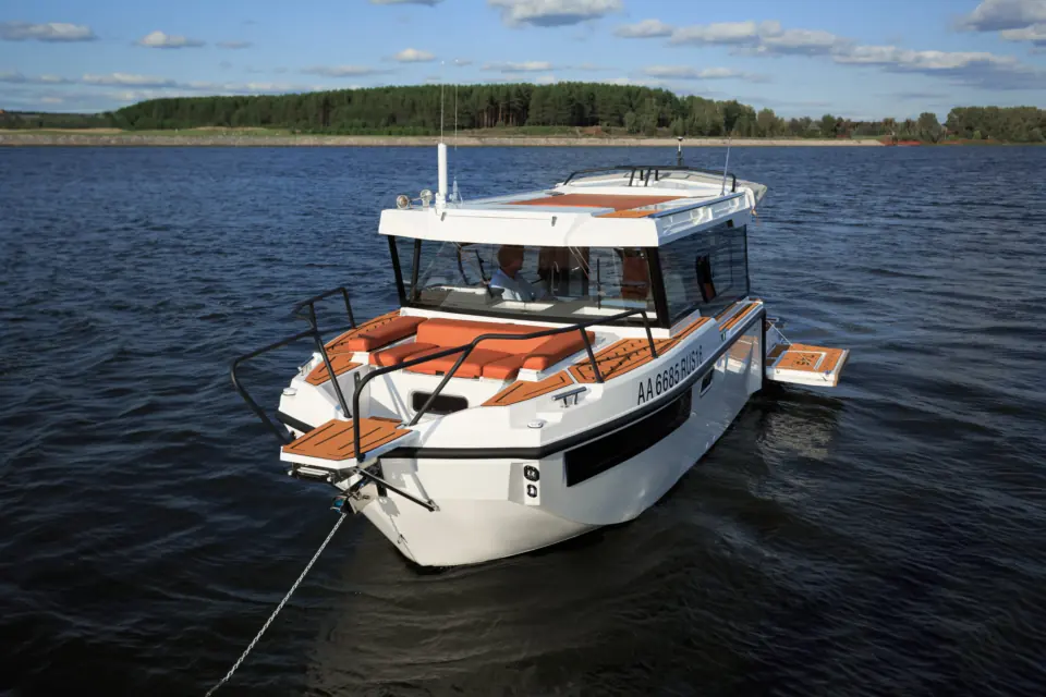 SEARENE 815 Crew Cabin, носовой ракурс на якоре