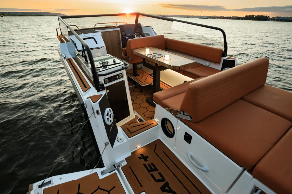 searene-745-space-plus-cockpit-dining-zone-006.webp