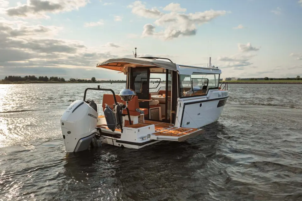 Вид с кормы и борта яхты SEARENE 815 Crew Cabin на закате