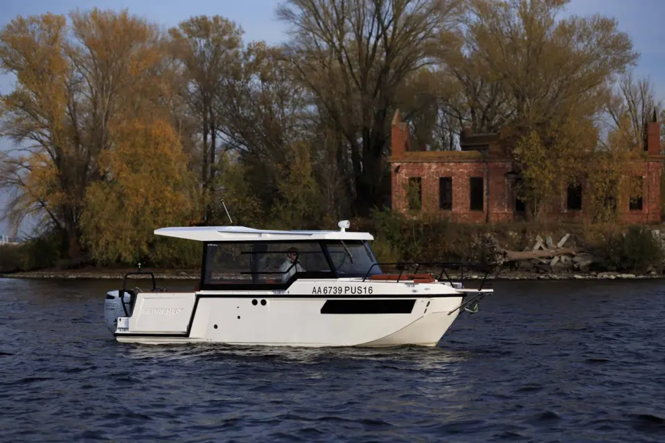 кстерьер катера SEARENE 815 HardTop, боковой вид на воде