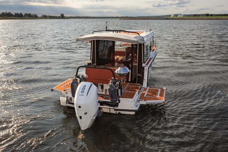 Передний боковой вид яхты SEARENE 815 Crew Cabin вечером на спокойной воде