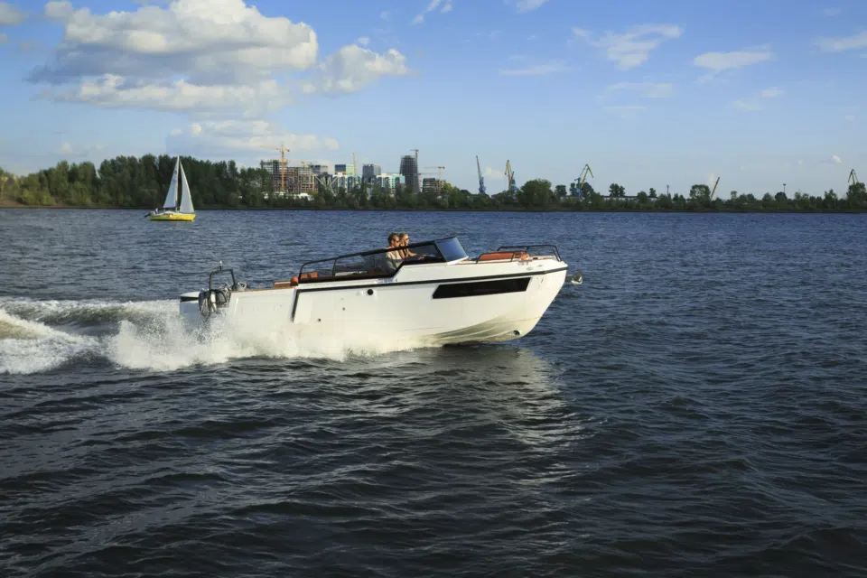 searene-745-space-plus-motor-boat-running-002.webp