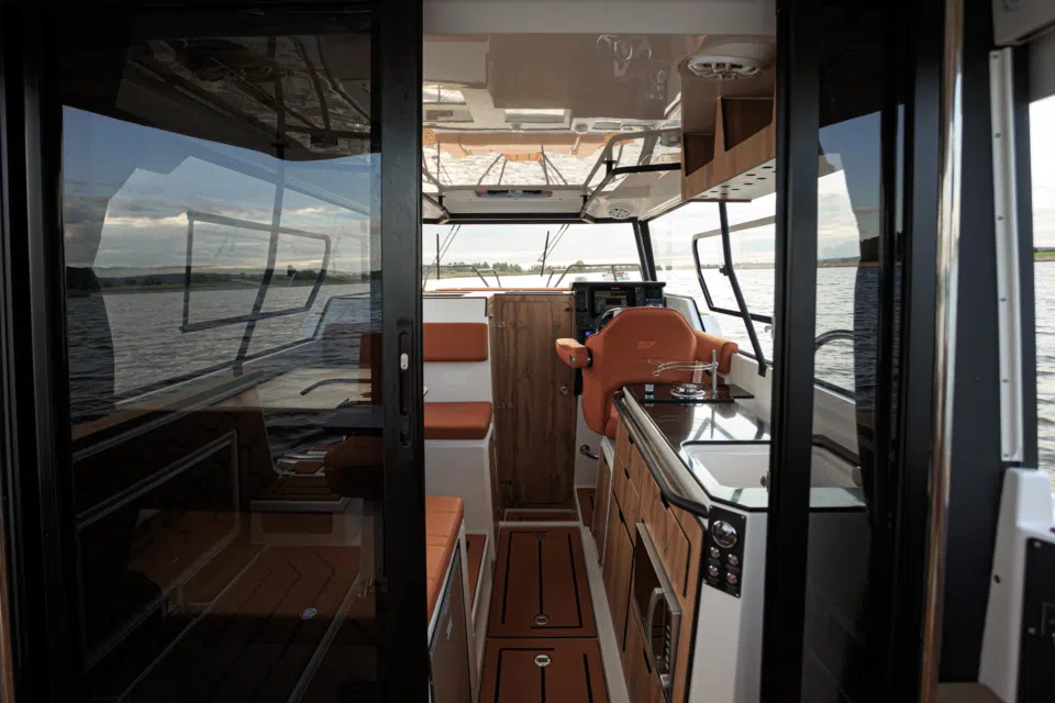 Интерьер каюты SEARENE 745 Crew Cabin, вид из входа