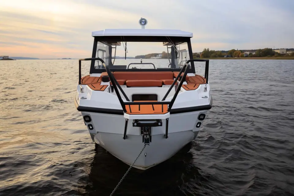 Носовая часть катера SEARENE 815 HardTop, вид спереди