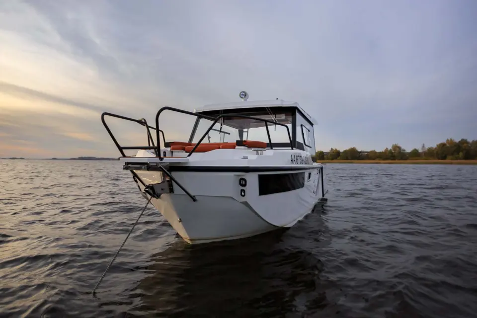 Корма катера SEARENE 815 HardTop, боковой вид