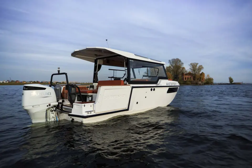 Экстерьер катера SEARENE 815 HardTop, кормовой ракурс