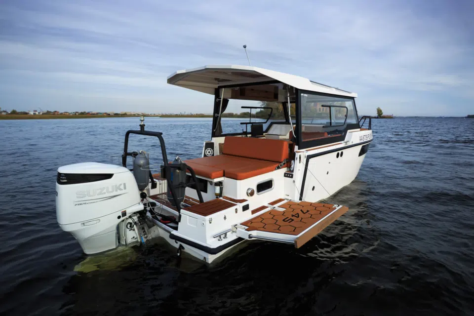 09-searena-745-space-hardtop-stern-motor.webp