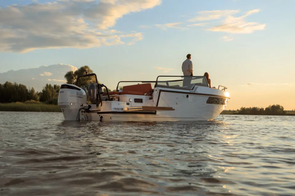 searene-745-space-plus-stern-cabin-sunset-004.webp