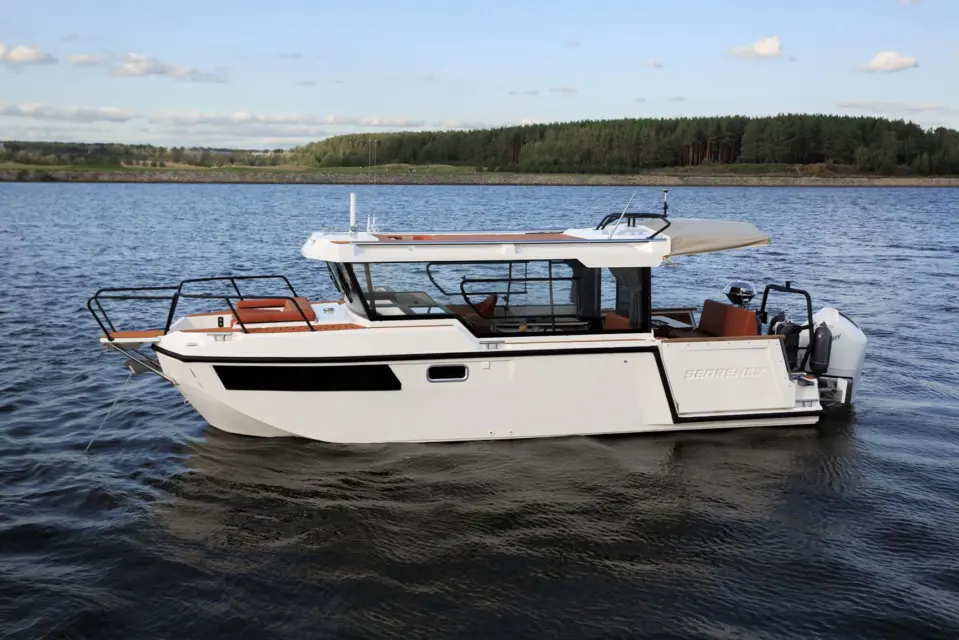 Боковой профиль яхты SEARENE 815 Crew Cabin на воде
