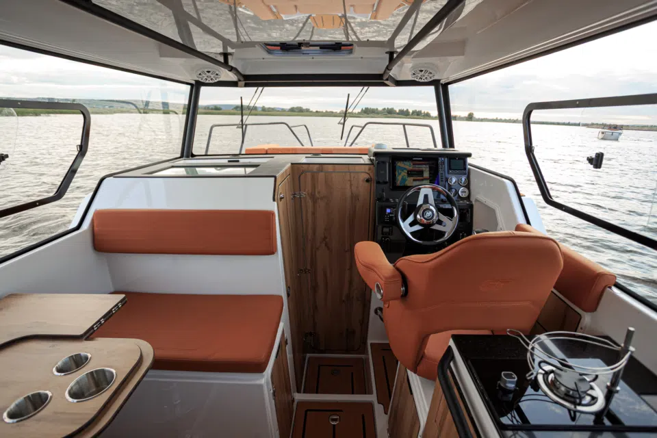 Кресло капитана в каюте экипажа SEARENE 745 Crew Cabin