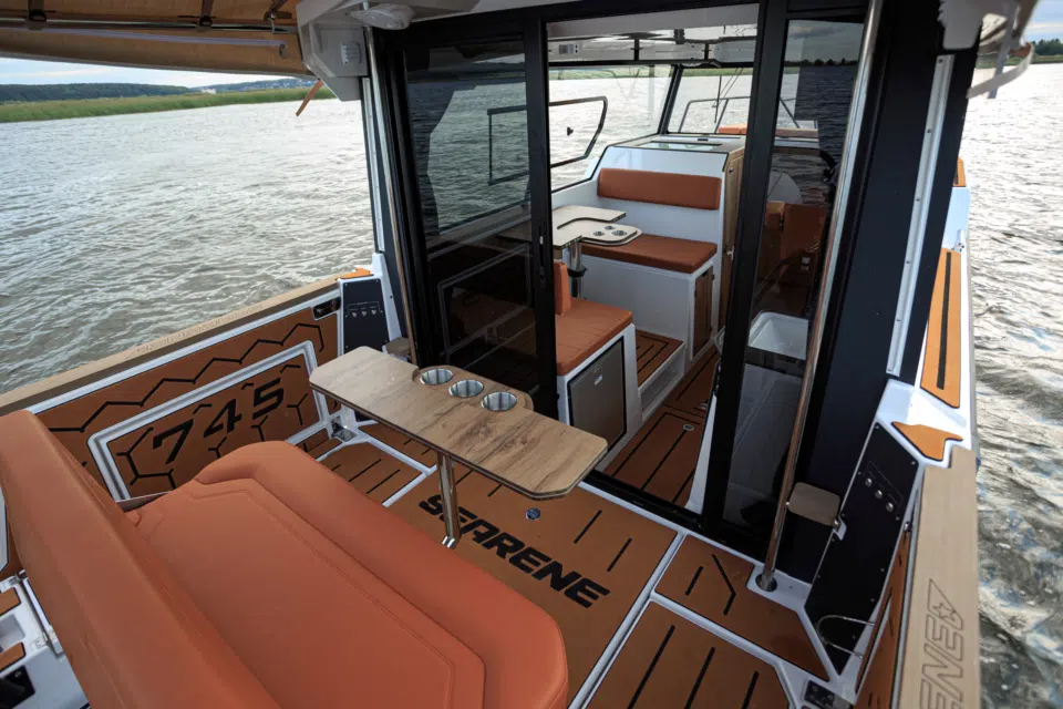 Кормовая зона SEARENE 745 Crew Cabin с диваном и столом