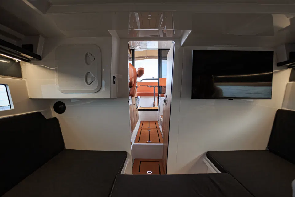 Вход в носовую каюту SEARENE 745 Crew Cabin