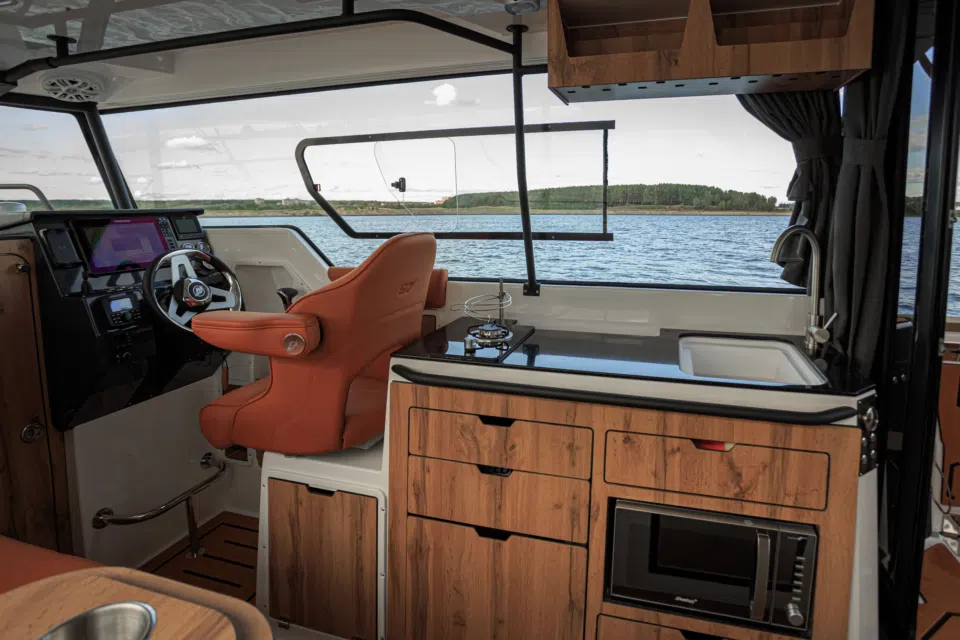 Пост управления в каюте SEARENE 745 Crew Cabin