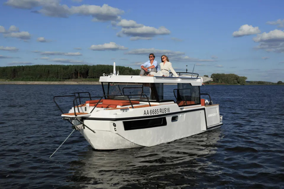 Атмосфера отдыха прогулочного катера SEARENE 745 Crew Cabin