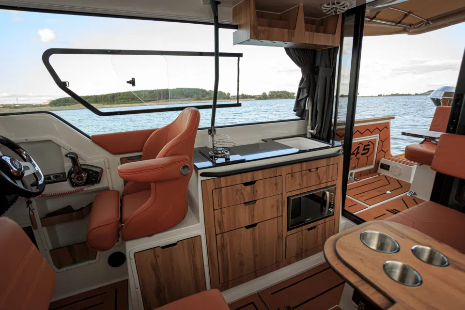 Интерьер каюты SEARENE 745 Crew Cabin с кухонным блоком