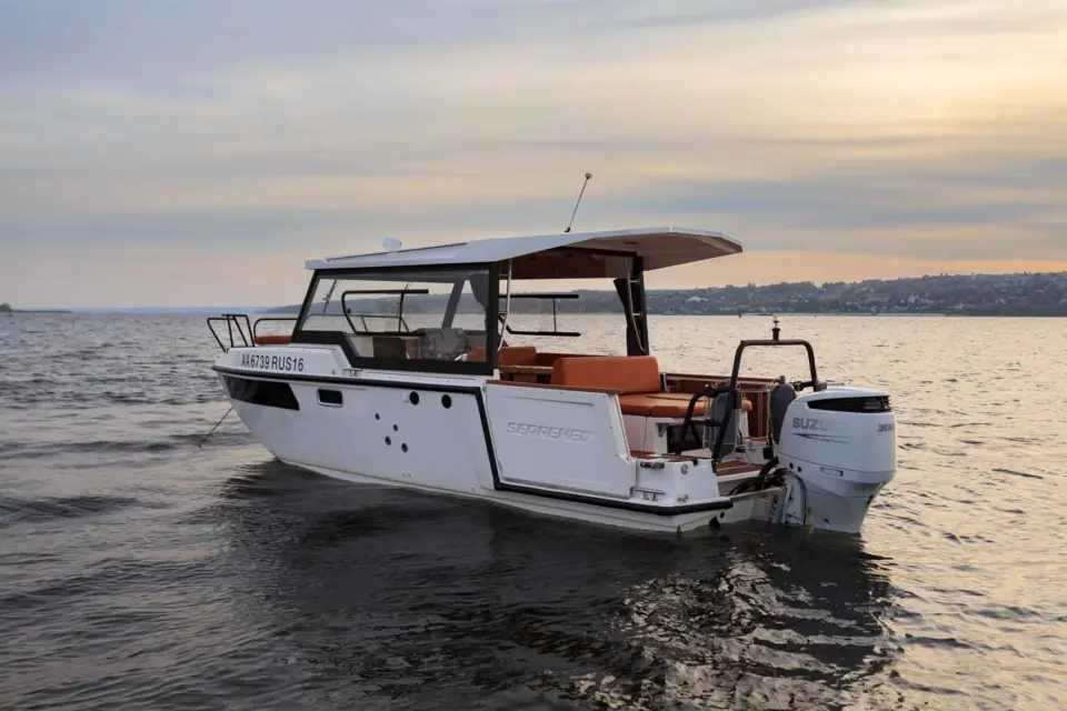 Катер SEARENE 815 HardTop на воде, экстерьер, боковой ракурс
