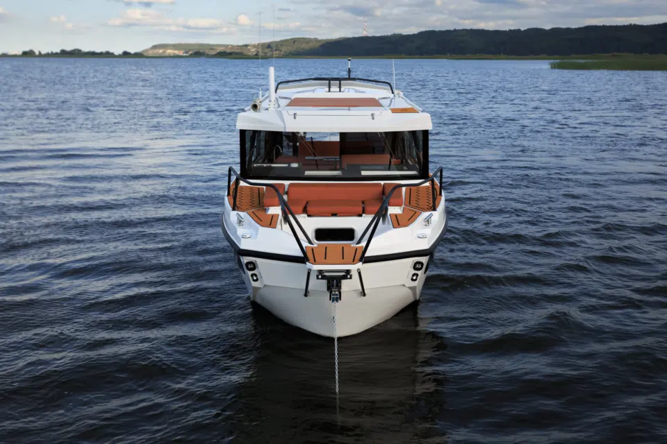 searene-745-cabin-boat-front-view-003.webp