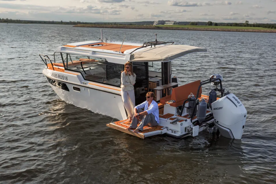 SEARENE 745 Crew Cabin внутри, современный моторный катер 7 метров с каютой