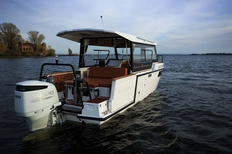 Кормовая часть катера SEARENE 815 HardTop с подвесным мотором