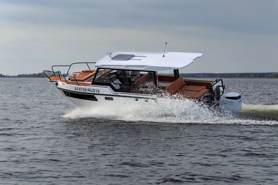 05-searena-745-space-hardtop-side-mooring.webp