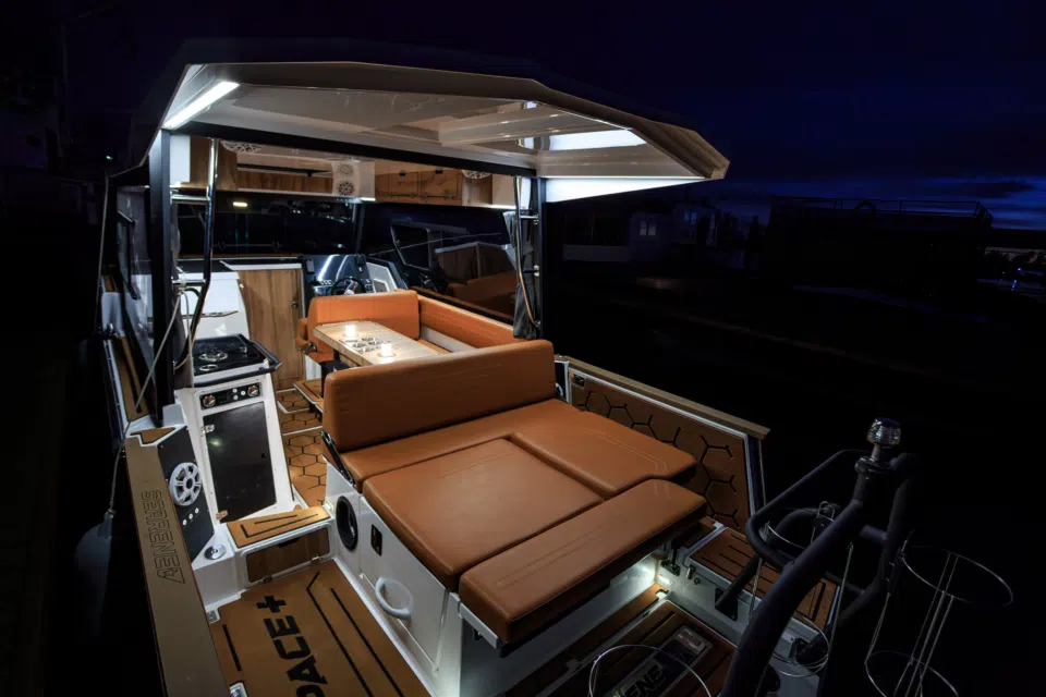 12-searena-745-space-hardtop-cockpit-night.webp