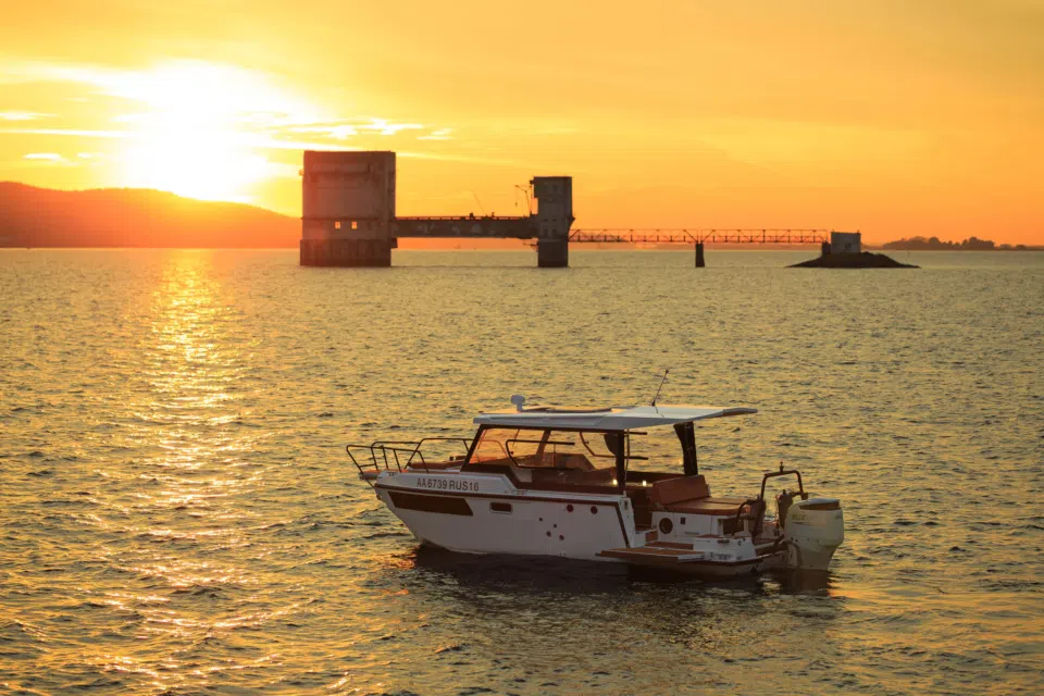 10-searena-745-space-hardtop-sunset-view..webp
