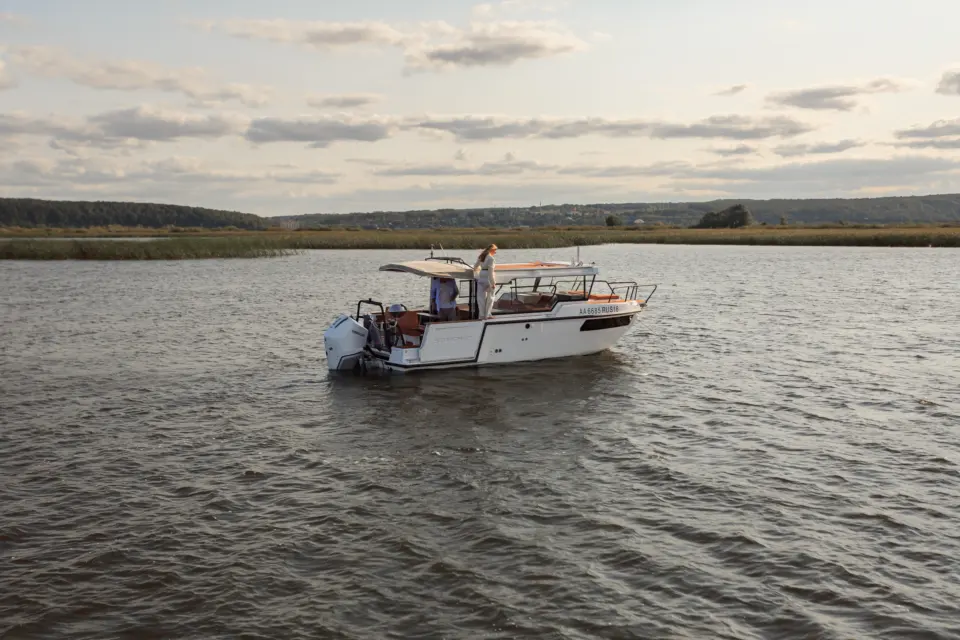 Зона отдыха в катере SEARENE 815 Crew Cabin, cabin boat для комфортного круиза
