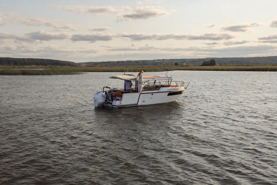 Зона отдыха в катере SEARENE 745 Crew Cabin, cabin boat для комфортного круиза