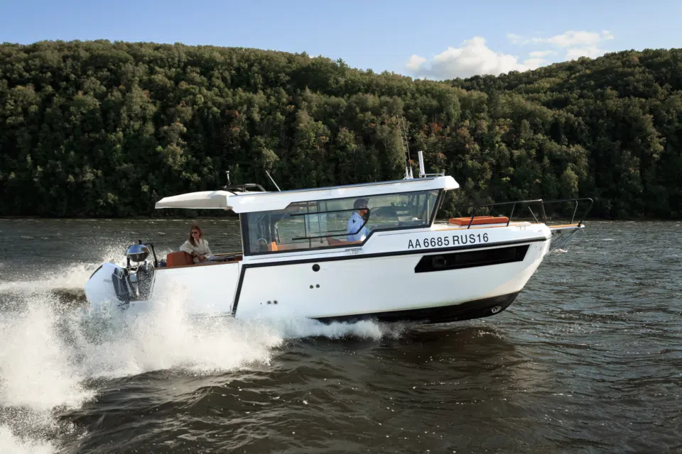 Катер SEARENE 745 crew cabin находу вид с боку