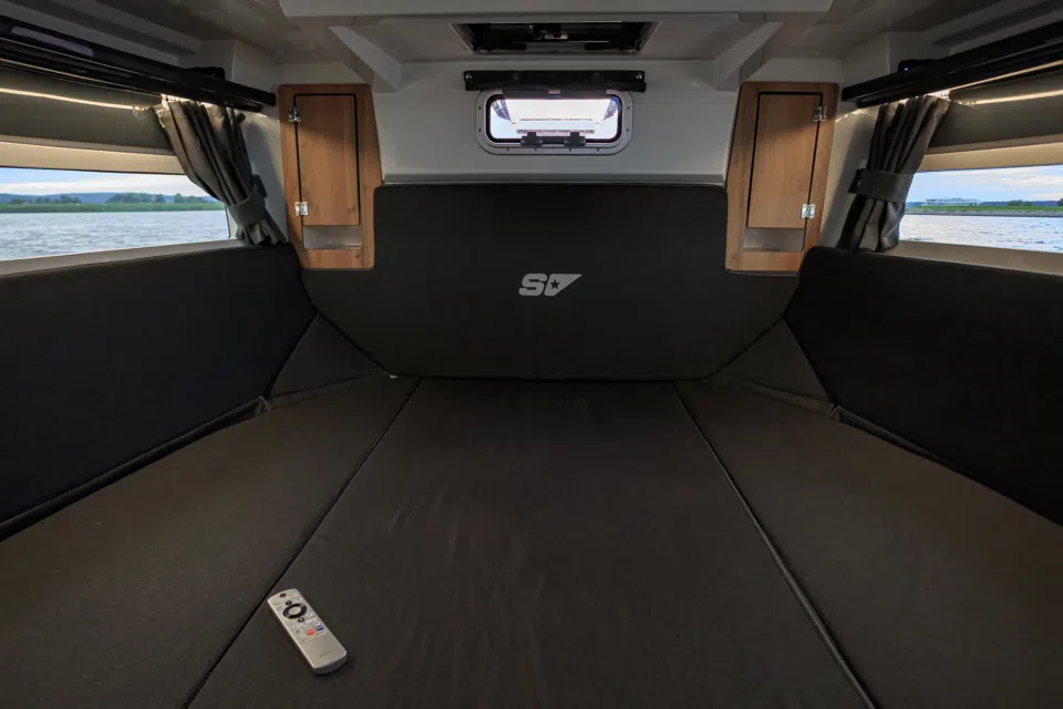 Носовая каюта вид со входа SEARENE 745 Crew Cabin